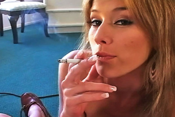 Girls Smoking : Smoker Kisses cock!